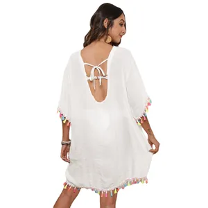 Robe de plage blanche ample avec pompons colorés et élégant détail de nouage dans le dos nu