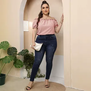 Haut rose grande taille chic à épaules dénudées avec volants et jean slim bleu foncé