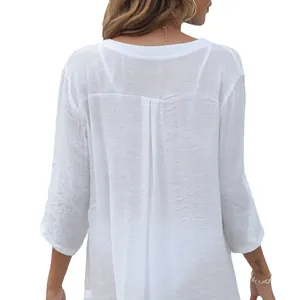 Vue arrière d'une blouse de plage blanche semi-transparente avec pli plat
