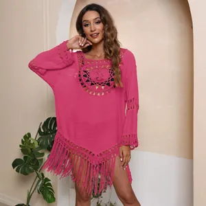 Vestido playero fucsia de ganchillo con borlas para un estilo de vacaciones.