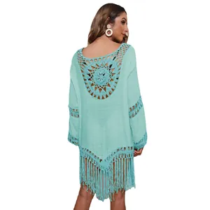 Vestido playero de ganchillo turquesa con flecos de borlas y espalda calada elegante