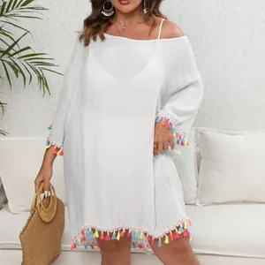 Robe de plage blanche grande taille avec pompons colorés et encolure bateau élégante