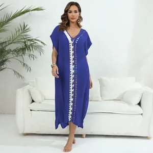 Vestido playero largo azul bohemio con cuello en V y detalles de ganchillo en contraste