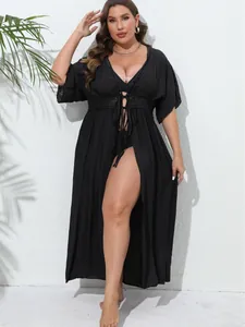 Pareo de playa de talla grande negro con encaje y detalle de lazada para el verano
