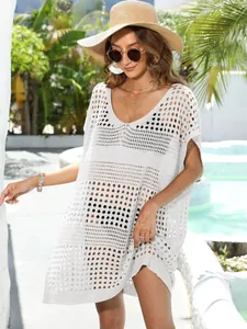 Elegante vestido playero calado de ganchillo blanco con escote en V para mujer