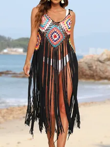 Capa de playa de ganchillo hecha a mano con flecos largos y un diseño muy colorido.