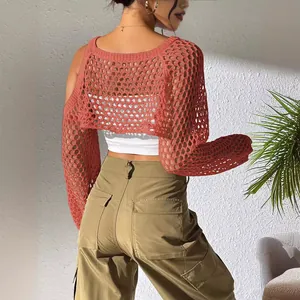 Detail des korallenroten Häkel-Boleros für Damen mit langen Ärmeln und Lochmuster-Design.