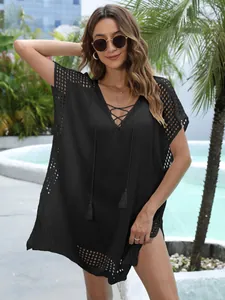 Elegante copricostume da spiaggia all'uncinetto nero da donna con scollo a V e nappe