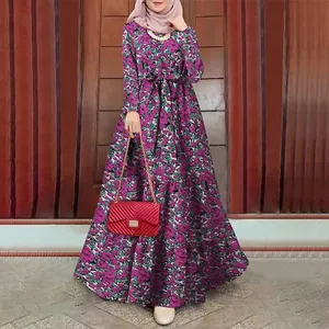 Vollansicht eines lila Maxikleides mit Blumenmuster und einer roten Handtasche.