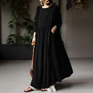 Ganzkörperansicht eines minimalistischen schwarzen Maxikleides aus Baumwollleinen für Damen.
