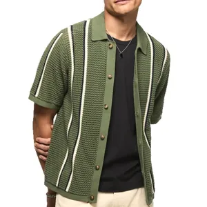 Dettaglio del cardigan polo in maglia verde con strisce verticali e trama traforata.