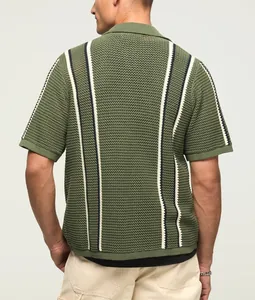 Dettaglio posteriore polo da uomo in maglia traforata verde oliva con righe verticali