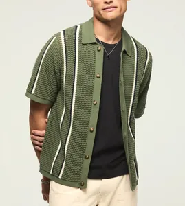 Dettaglio del cardigan polo da uomo in maglia traforata verde oliva con strisce verticali