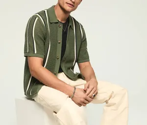 Dettaglio polo cardigan in maglia verde oliva da uomo con righe verticali
