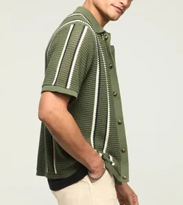 Dettaglio di una polo da uomo in maglia traforata verde con strisce verticali