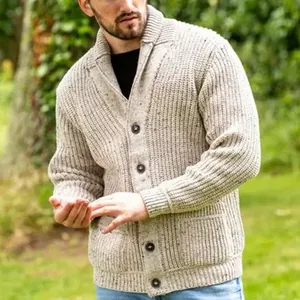 Detail eines melierten Herren-Strickcardigans mit Schalkragen und Vordertaschen.