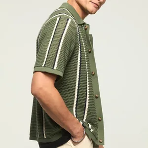 Elegante cardigan polo da uomo in maglia traforata verde con strisce verticali classiche