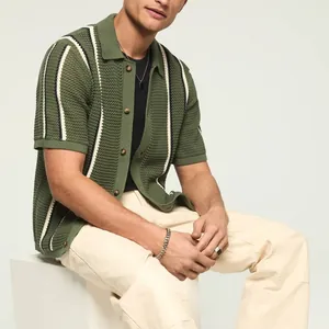 Polo da uomo in maglia traforata verde retrò con righe verticali e bottoni