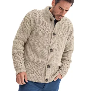 Cardigan da uomo classico in maglia a trecce beige con elegante chiusura a bottoni frontale