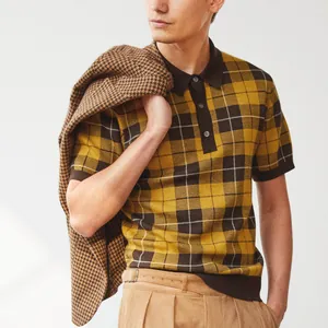 Detailansicht des karierten Jacquard-Strick-Poloshirts für Herren in Gelb und Braun