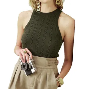 Vista dettagliata di un elegante top senza maniche in maglia a trecce verde da donna