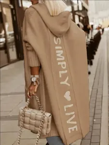 Detailansicht der Rückseite eines camel Strick-Cardigans mit SIMPLY LIVE Schriftzug
