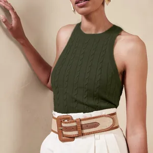 Dettaglio di un gilet in maglia a trecce senza maniche verde scuro, vestibilità slim.