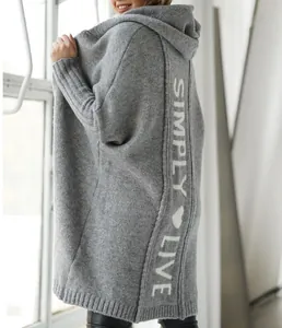 Detailansicht grauer Kapuzenstrickjacke mit Simply Live-Schriftzug auf dem Rücken