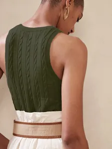 Vista dettagliata del motivo a trecce verde scuro su un gilet in maglia senza maniche donna