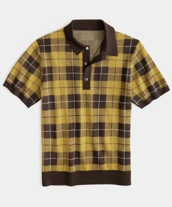 Detailansicht eines gelb-braun karierten Strick-Poloshirts für Herren Business