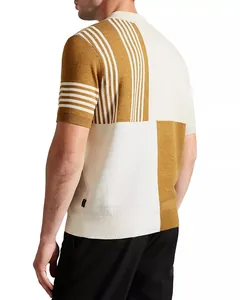 Vue arrière détaillée d'un polo en maille pour homme avec motifs color-block et rayures