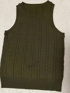 Dettaglio del gilet in maglia a trecce senza maniche verde oliva con vestibilità slim