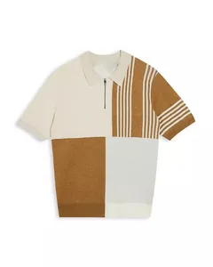Détail d'un polo en maille pour hommes avec rayures et blocs de couleurs beige et marron