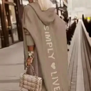 Eleganter langer Damen-Strickmantel mit Kapuze und Simply Live Aufdruck auf dem Rücken