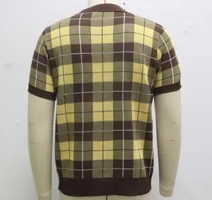 Rückansicht eines gelb-braun karierten Strick-Poloshirts für Herren auf einer Puppe.