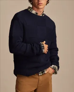 Vista dettagliata del maglione blu scuro da uomo con trama a maglia a nido d'ape