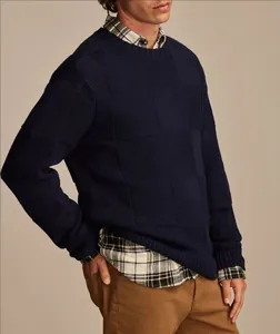 Dettaglio maglione girocollo da uomo blu navy in maglia a scacchi per l'autunno