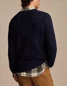 Vista posteriore di un maglione da uomo in maglia a scacchi blu scuro con trama fitta