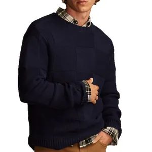 Dettaglio ravvicinato della trama a scacchi blu navy di un maglione da uomo