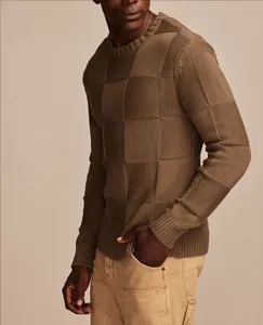 Dettaglio macro di un maglione girocollo in maglia a scacchi marrone da uomo autunno