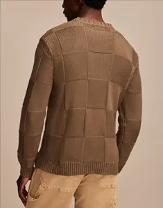 Vista posteriore di maglione a maglia marrone con trama a scacchi retrò da uomo elegante