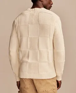 Vista posteriore di un maglione da uomo in maglia a scacchi crema, dettagli di trama