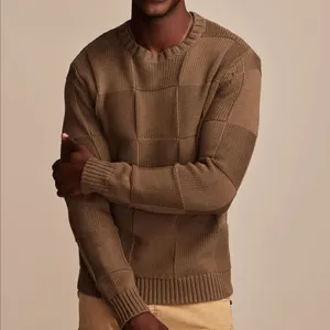 Maglione da uomo in maglia marrone con scollo a girocollo e classica trama a scacchi