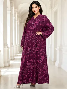 Détail d'une robe longue ethnique à fleurs avec col en V et coupe ample, couleur violet