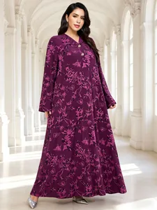 Vue complète de robe longue violette à imprimé floral, col en V et style ethnique