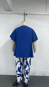 Ensemble d'été grande taille avec haut bleu à manches courtes et pantalon imprimé