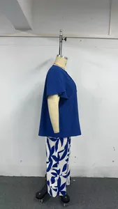 Vue de profil d'un ensemble d'été grande taille avec haut bleu et pantalon à imprimé