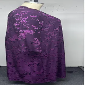 Vue latérale détaillée d'une robe longue ethnique à imprimé floral violet sur mannequin