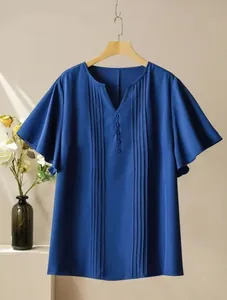 Élégante blouse bleue à manches courtes avec devant plissé et col en V à encoche.