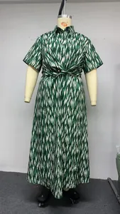 Grünes bedrucktes Midikleid in Übergröße mit kurzen Ärmeln und Taillenknoten-Detail